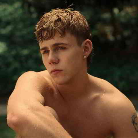 دانلود آهنگ The Kid LAROI به نام SHE DON’T NEED TO KNOW